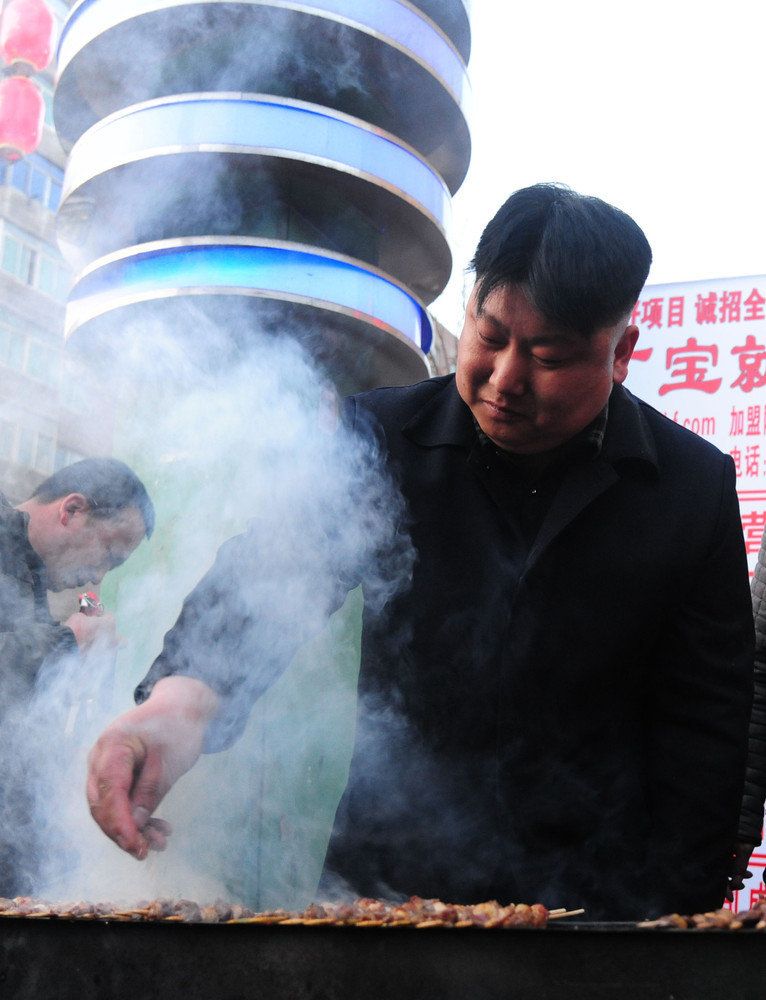 Kim Jong Un Look-alike Manchu Tuan Cooks At His Meat Cart In Shenyang