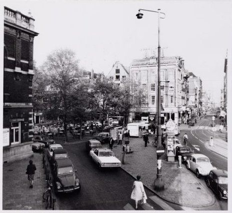 Leidseplein 2-4-6 enz. (v.r.n.l.) Rechts de Leidsestraat. Links op het middenplan de ingang van de Korte Leidsedwarsstraat. Uiterst links de Stadsschouwburg.