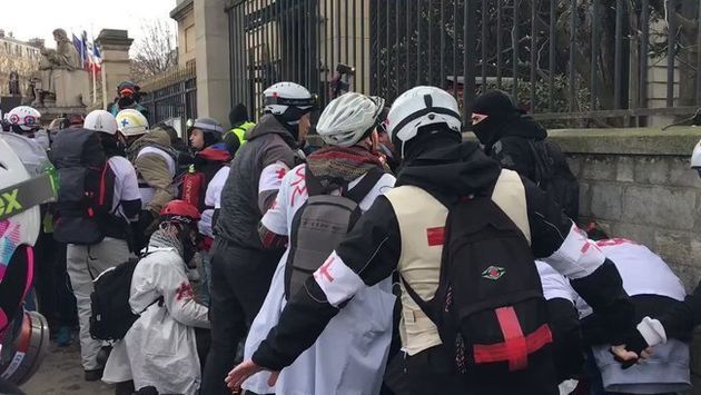 Gilets Jaunes Un Manifestant A Eu Une Main Arrachée Lors D