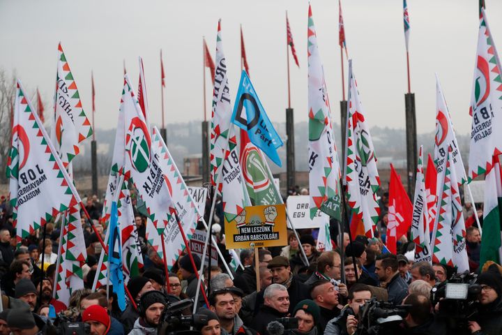 Η αντιπολίτευση στην Ουγγαρία απάντησε αμέσως με διαδηλώσεις κατά των μέτρων που ανακοινωσε ο Ορμπάν