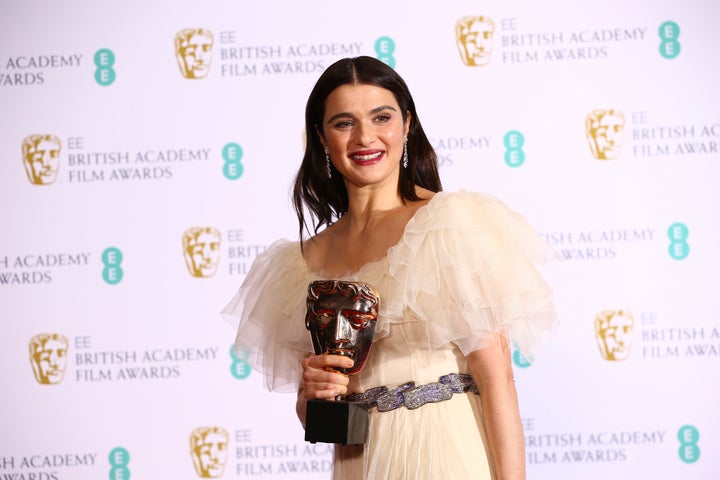 Η Ρέιτσελ Βάις πανευτυχής με το βραβείο BAFTA για τον ρόλο της στο "The Favourite" του Γιώργου Λάνθιμου