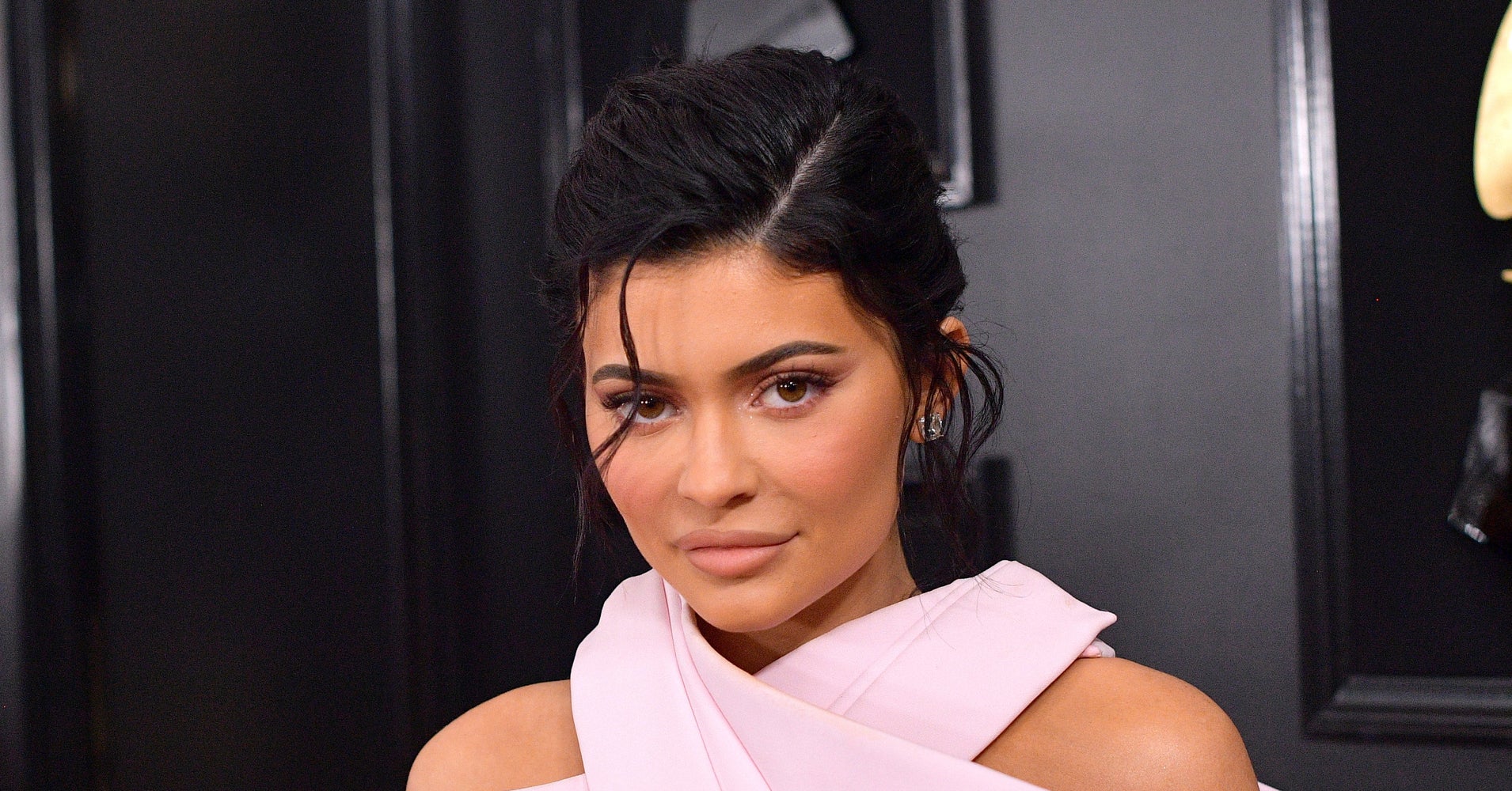 Kylie Jenners Grammys Look Is A Confusing Pink Mess Huffpost