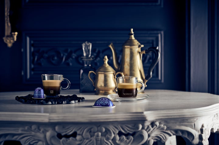 네스프레소 한정판 커피 '카페 이스탄불(CAFÉ ISTANBUL)' 오리지널과 버츄오.