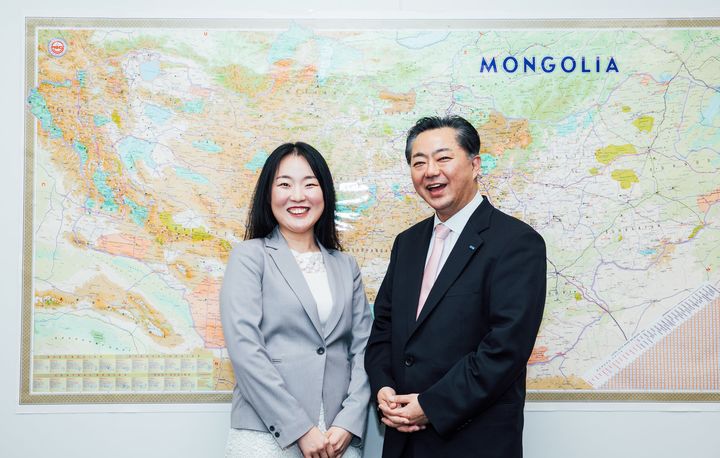 左から、クラウドクレジット株式会社の松浦麗華さん、モンゴル貿易開発銀行東京事務所長の内田肇さん