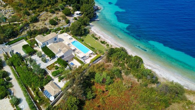 ...και βίλα με πισίνα - και μία ονειρική παραλία με άμμο στα πόδια σου. Ενα από τα πανάκριβα ακίνητα - αριστουργήματα, που θα ανακαλύψει κανείς στην ιστοσελίδα της Sotheby's Greece. Δίπλα σε έναν αριθμό με πολλά μηδενικά.