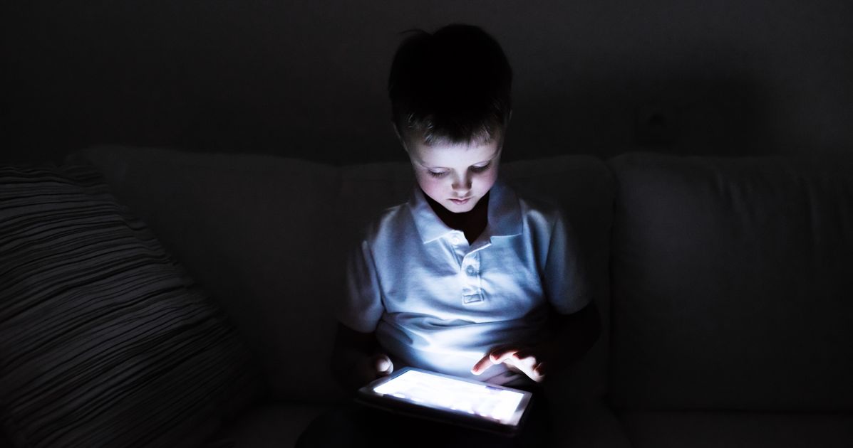 Играть в телефоне ночью. Мальчик в темной комнате. Ребенок в темной комнате. Мальчик в тёмной комнате за компьютером. Чтение в темной комнате для детей.