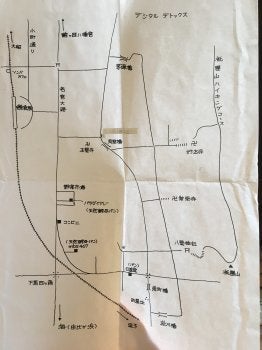 地図を元に目的地を目指す