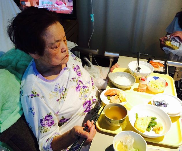 病院食を食べる祖母。