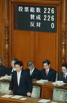 参議院本会議で改正児童福祉法が可決、成立し、一礼する塩崎恭久厚生労働相（左手前）＝2016年5月27日、東京・国会内