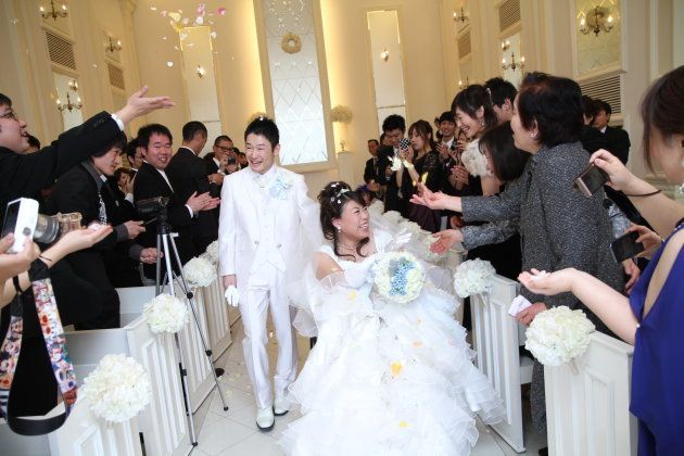 結婚式で祝福される中原麻衣さんと尚志さん＝2014年12月、岡山市