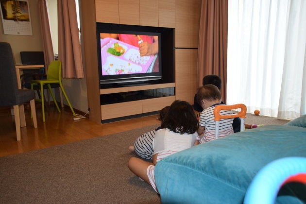 リビングで、並んでテレビを見る子どもたち