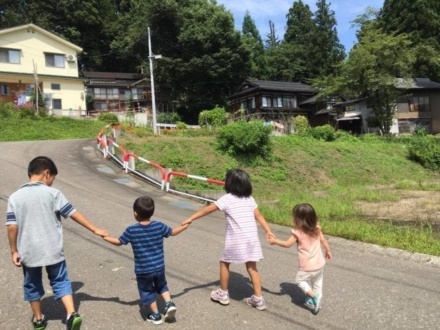 手をつないで歩く子どもたち