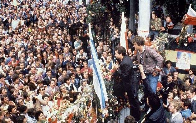 ポーランドの民主化を率いた、自主管理労組「連帯」のワレサ議長の演説を聞く労働者ら。撮影日：1980年08月25日（ポーランド・グダニスク）