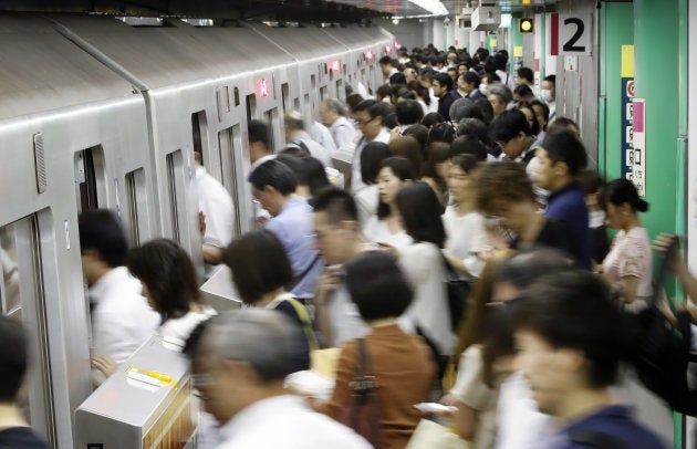 朝の通勤ラッシュで混む都営大江戸線の新宿西口駅のホーム。撮影日：2017年07月11日