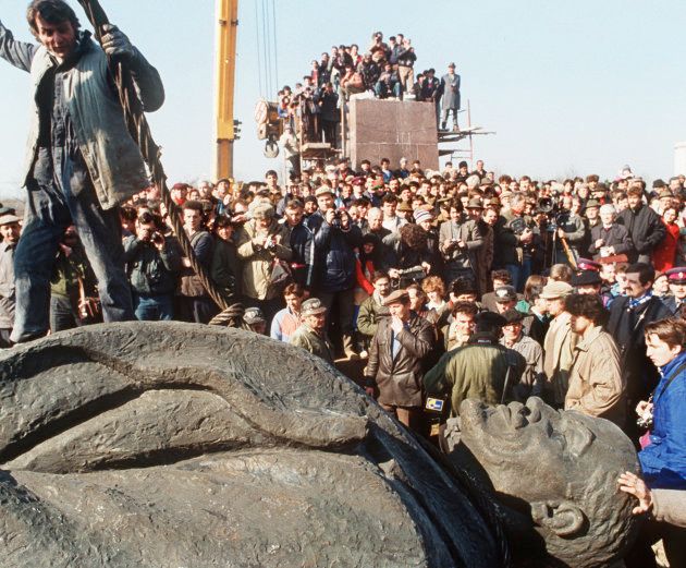 たくさんの市民が見守る中、地上におろされたレーニン像（ルーマニア・ブカレスト）撮影日：1990年03月05日