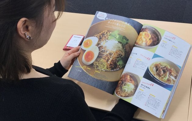 「一人前」が簡単に作れるインスタントフードのカスタマイズレシピも紹介。汁なし担々麺が美味しそう。