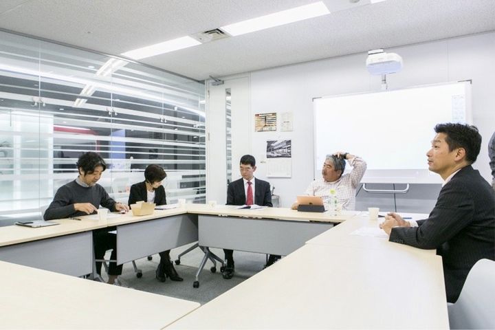 （別室で行われた審査会の様子）