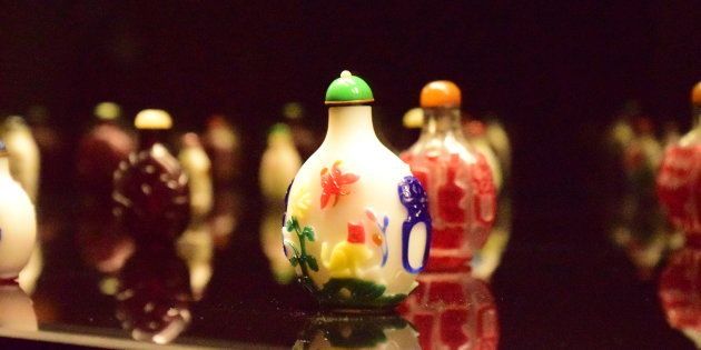 エピローグ―清朝ガラスの小宇宙」展示風景（すべて町田市立博物館）/HuffPost Japan