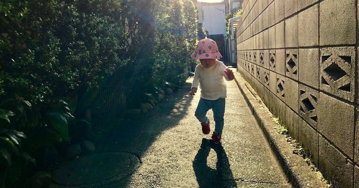 身長77センチの目線に合わせてみたら よちよち歩きのむすめが私にくれたもの ハフポスト 身長77センチの目線に合わせてみたら よちよち歩きのむすめが私にくれたもの ハフポスト