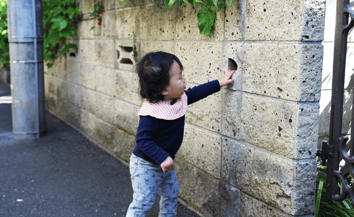 壁には、（子どものための覗き？）穴が空いている。