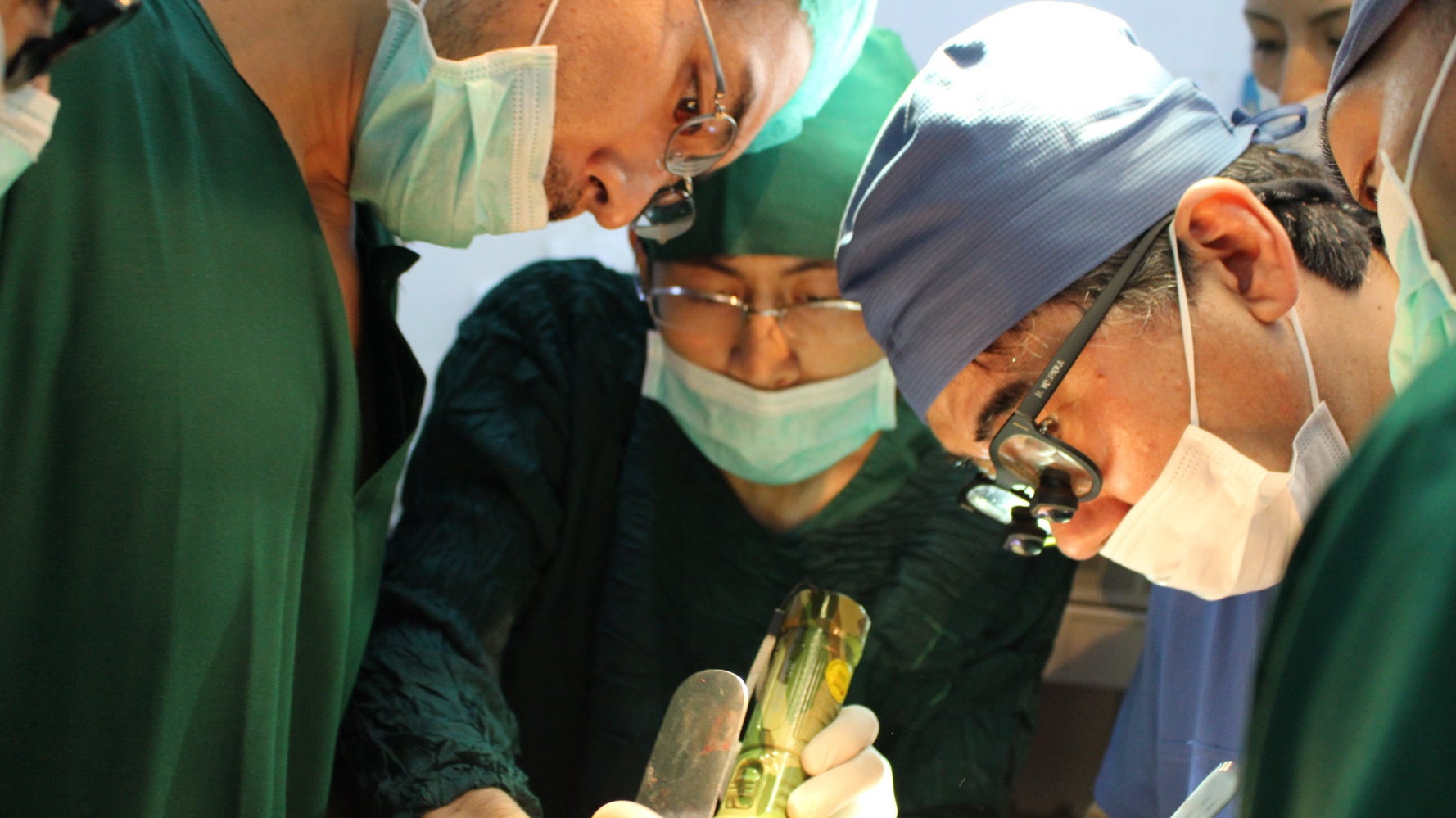 自分が幸せになりたかったら 無償で途上国の子どもを助ける吉岡秀人医師が あいのり で語った時間論 ハフポスト