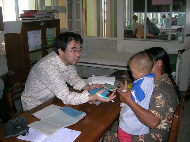 医療支援の現場で子どもを診察する吉岡さん。このころ、ジャパンハートを設立した＝2004年