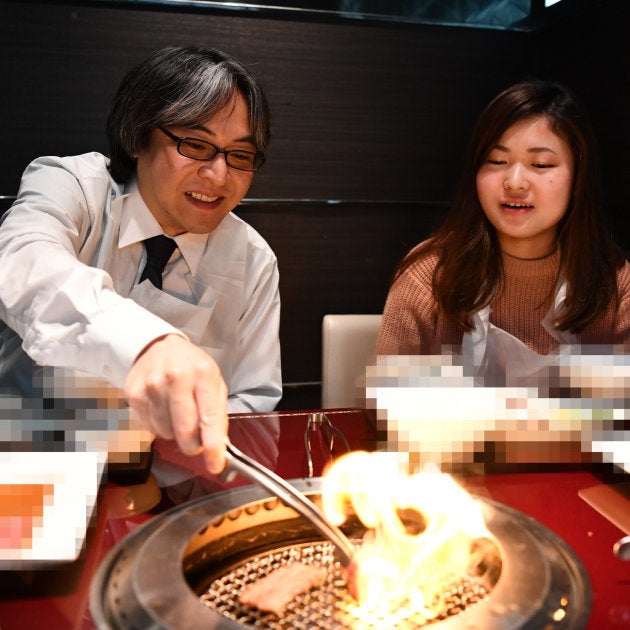 肉を焼く久世さんと私①（お店の特定を避けるために加工を入れています）