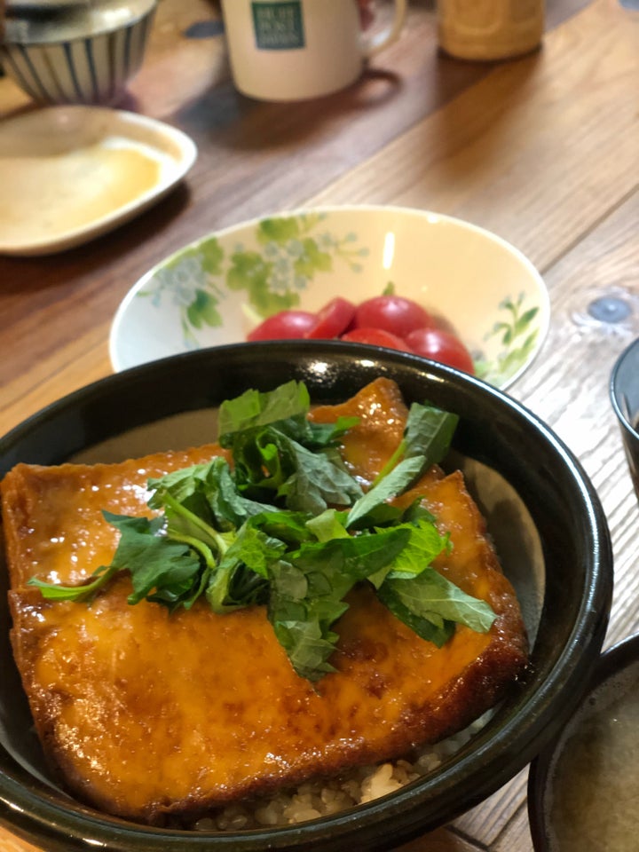 私の自信作「厚揚げ丼」。うな丼のタレ風味で作ってみました。