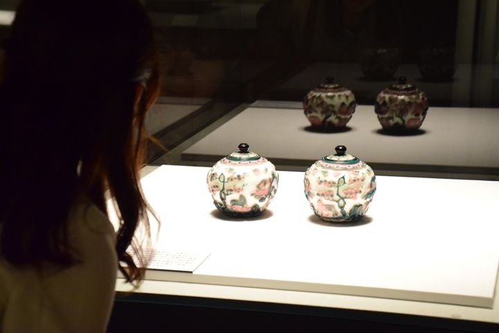 白地二色被山水遊馬文蓋付壺 清時代・乾隆年間（1736-95年） 中国 サントリー美術館