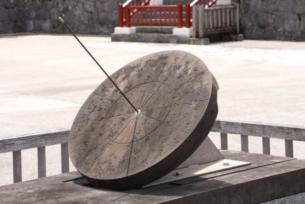 日影台。十二支が刻まれた時刻版に銅製の棒が取り付けられ、その日影によって時刻をはかっていたと推測されている。「沖縄戦」で破壊されたが、2000年にかつての形態に復元された。