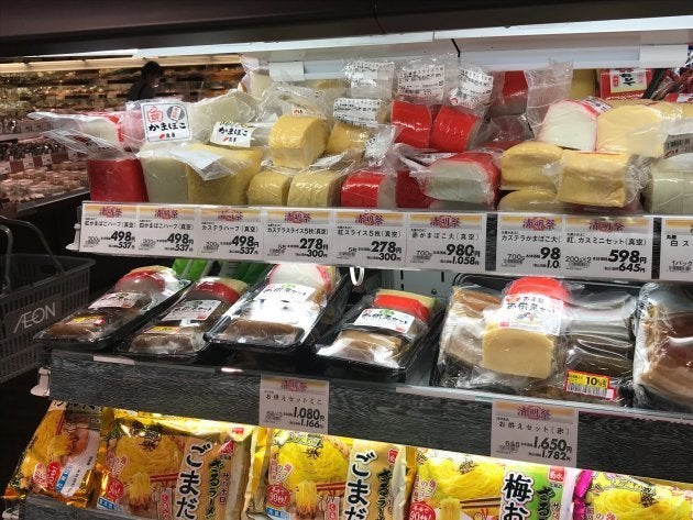 那覇市内のスーパー。清明祭の季節には、重箱料理に使われる色とりどりの「かまぼこ」が並ぶ。赤かまぼこも使われる（2018年4月）