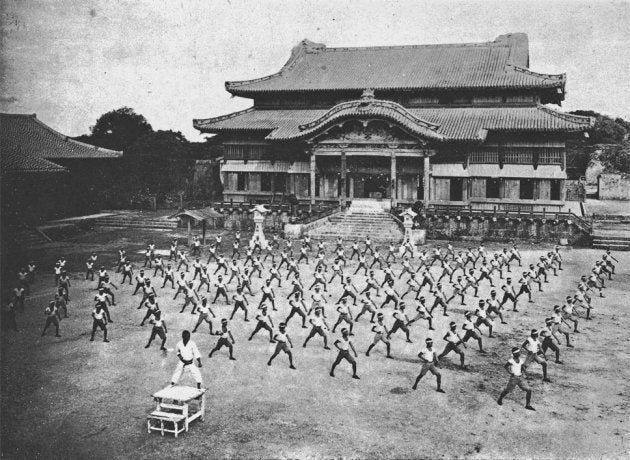 戦災で失われる前の首里城正殿で行われた空手演武（1938年）。