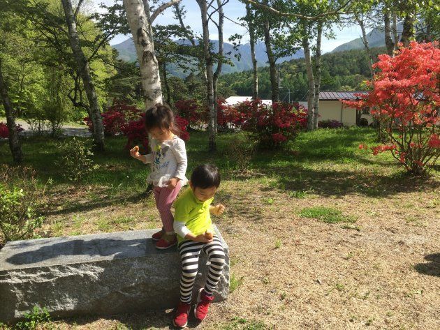 平田さんのお子さんたちも庭でのんびり。