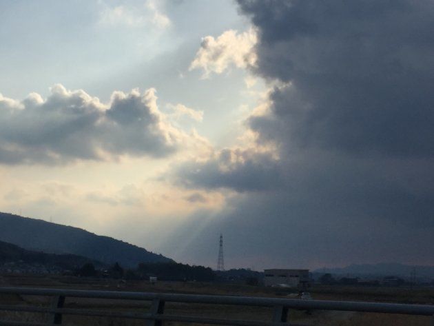 今暮らしている九州。高い建物のない所に行くと、不思議な空が見える