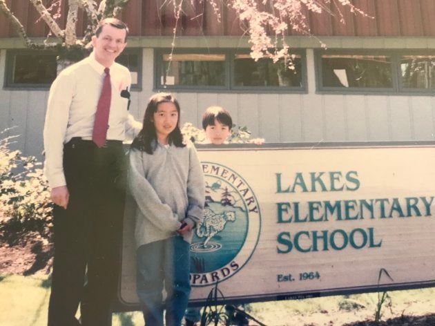 アメリカの転校先の小学校の校長先生と弟と筆者（中央）