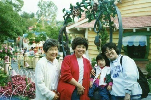 カリフォルニア州にあるディズニーランドに、家族と出かけたときの写真。左から曾祖母、祖母、筆者（当時3歳頃）、母親。