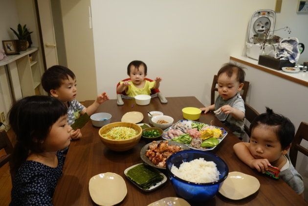 大家族ごっこ。子どもたちのご飯の時間。このあと大人たちはゆっくり宴