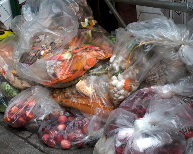 À l'extérieur d'une épicerie, les fruits et légumes frais côtoient les