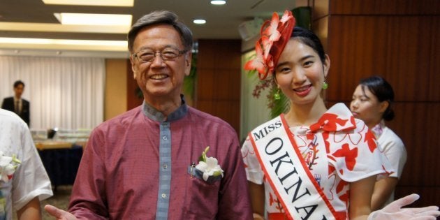 「沖縄ナイト」で韓国の旅行業界関係者らを迎える翁長雄志沖縄県知事とミス沖縄の町田満彩智さん＝２０１７年９月６日、ソウル市のコリアナホテル