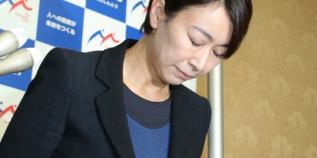 私的交際をめぐる問題で離党届を提出後、自身の不倫疑惑をめぐる週刊誌報道に関して説明し、謝罪する民進党の山尾志桜里元政調会長＝７日、国会内