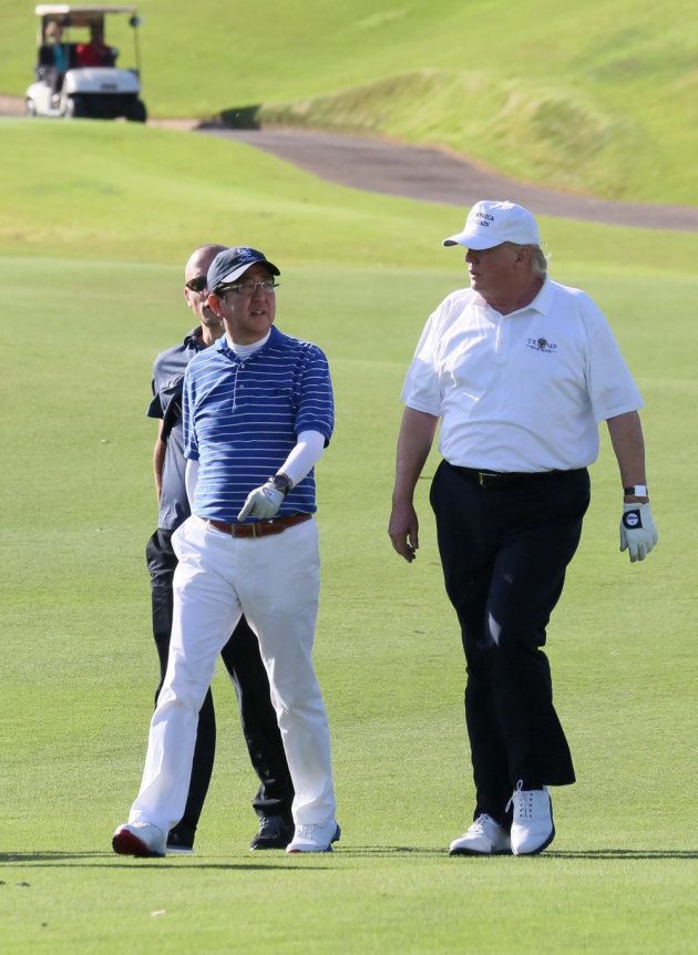 ゴルフをする安倍首相とトランプ大統領（February 11, 2017）
