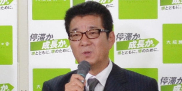 堺市長選で現職に敗れたとの報道を受け、支持者を前にあいさつする地域政党「大阪維新の会」の松井一郎代表（右）ら＝２４日午後、堺市堺区 撮影日：2017年09月24日