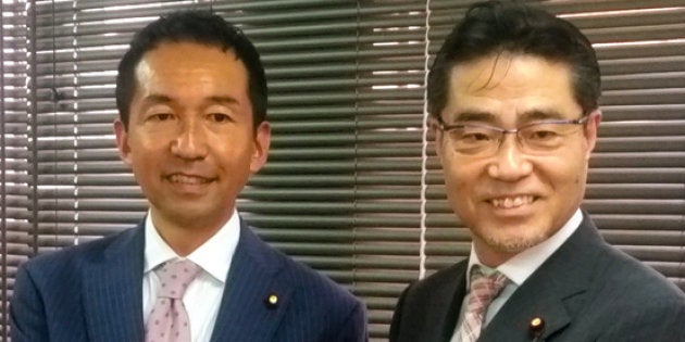 新党への参加を表明した自民党の福田峰之内閣府副大臣（左）と若狭勝衆院議員＝東京都豊島区