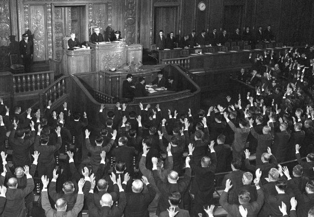 衆院解散を受け、万歳する議員たち（東京・国会・衆院本会議場） 撮影日：1966年12月27日