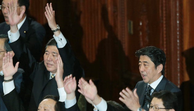 衆院が解散され、万歳する自民党の石破茂幹事長（後列左）、安倍晋三総裁（同右）ら議員たち＝１６日午後、国会内 撮影日：2012年11月16日