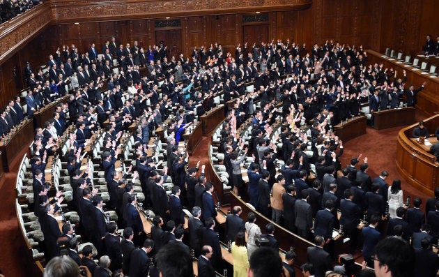 万歳する衆議院議員、2014年11月21日