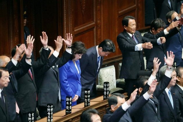 衆議院が解散され、一礼する安倍晋三首相（中央）＝9月28日、国会内