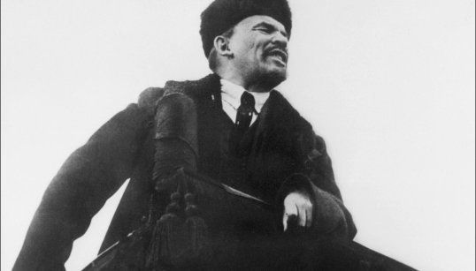 ロシア10月革命の1周年記念式典で演説するレーニン（ソ連・モスクワ） 撮影日：1918年10月01日