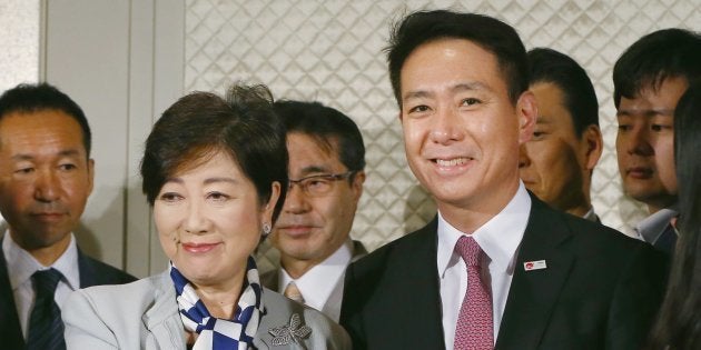 会談を終え、握手する希望の党の小池百合子代表（手前左、東京都知事）と民進党の前原誠司代表（同右）＝５日、東京都新宿区 