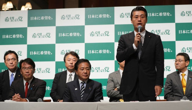 新党「希望の党」の結党記者会見で、あいさつする細野豪志元環境相（右から2人目）＝9月27日、東京都新宿区